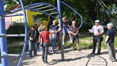 Bild: gf
Am Spielplatz am Bergsteig stellte der CSU-Ortsverbandsvorsitzende Dieter Stein (Zweiter von rechts) fest, die Spielgeräte sind sauber, könnten aber an einigen Stellen einen neuen Farbanstrich vertragen. Ein Schall- und Sichtschutz zur Wohnbebauung wäre wünschenswert.