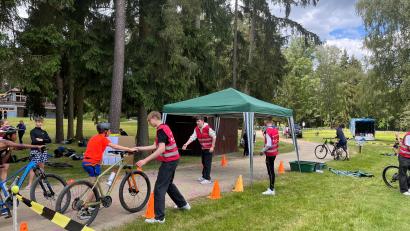 Bild: Mutiara Sudarma
Die Schülerinnen und Schüler übergeben ihre Fahrräder an Helfer: Beim Triathlon zählt jede Sekunde.
