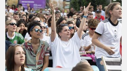Symbolbild: Paul Zinken/dpa
Im Landkreis Tirschenreuth gibt es einige Möglichkeiten, gemeinsam die EM-Spiele der Deutschen Nationalmannschaft beim Public Viewing zu verfolgen.
