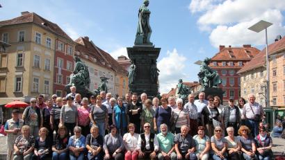Bild: Konrad Rosner/exb
Das Gruppenbild entstand im Zentrum von Graz, der Landeshauptstadt der Steiermark. Rechts stehend Reiseleiter Erwin Steiner.