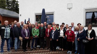 Bild: Roswitha Schraml/exb
Der Schülerjahrgang 1958/1959 tauschte bei einem Klassentreffen Erinnerungen aus.