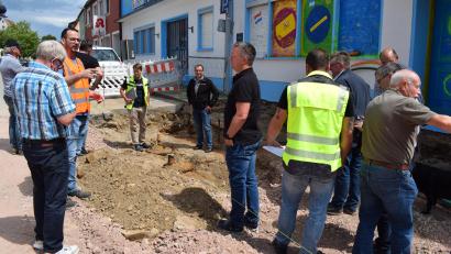 Bild: bnr
Bei den Bauarbeiten an der Haas-Kreuzung kam erneut ein "Fundstück" ans Tageslicht. Vor Jahrzehnten stand an dieser Stelle eine Privattankstelle. Der Dieseltank blieb im Erdreich vergraben.