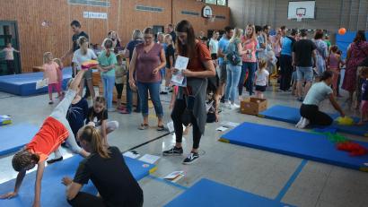 Bild: jr
Da war im wahrsten Sinne des Wortes Bewegung drin - rund ging es in der Pechbrunner Turnhalle, als der TSV zum Erwerb des Kinderturnabzeichens eingeladen hatte.