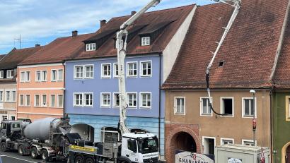 Bild: Stefanie Gradl
Große Gefährte waren notwendig, um die erste Zwischendecke im Groß-Anwesen (rechts) betonieren zu können. Mit einer leistungsfähigen Pumpe konnte der Beton in das Haus befördert werden.