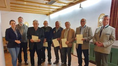 Bild: BJV Tirschenreuth/exb
Von links: Baronin Victoria von Lindenfels, Norbert Helgert, Leonhard Zintl, Karl Beer, Ingfried Weiß, Erich Härtl, Gregor Zölch und Baron Eberhard von Gemmingen-Hornberg.