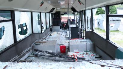 Bild: Polizeiinspektion Schwandorf/exb
Vermutlich Jugendliche zerstörten bei der Kartbahn in Wackersdorf zwei Busse und richteten einen Schaden im fünfstelligen Bereich an.