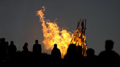 Symbolbild: Patrick Seeger/dpa
Am Tag der Sommersonnenwende, heuer am 20. Juni, wird traditionell ein Sonnwendfeuer geschürt. Es entspringt wohl schon vorchristlicher Zeit und wurde entzündet, um unter anderem vor Krankheiten und Wetterschäden zu schützen.