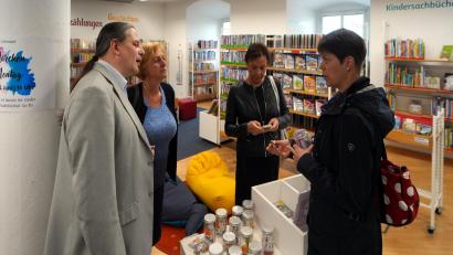 Bild: gac
In der Stadtbibliothek zeigt Leiterin Christine Hollweck (rechts) ihren Kolleginnen aus Vsetín und Pfarrer Daniel Heller aus Valašské Meziříčí (links) die Funktion der Tonie-Figuren. Wenn man eine Figur auf ein entsprechendes Abspielgerät setzt, wird ein Hörbuch vorgespielt.