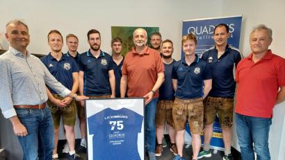 Bild: Josef Schimmer/exb
Die Firma Quadrus übernimmt die Schirmherrschaft für das Jubiläum des FC Schmidgaden.