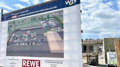 Bild: Gabi Schönberger
Lebensmittel- und Getränkemarkt mit Backshop und Café: Auf dem Plakat ist zu sehen, wie das Areal des neuen Rewe-Marktes in Weiden künftig gestaltet sein wird.
