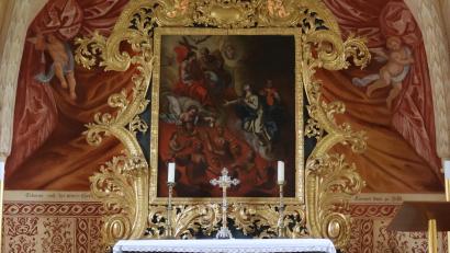 Bild: mrr
Der Vilshofener Akanthusaltar stammt vermutlich aus dem Jahr 1720. Vor dem Altarraum der Bronzedeckel des Armenseelenlochs, eine direkte Verbindung zum darunter liegenden Gebeinhaus.