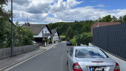 Bild: Andreas Royer 
Über die Sauerzapfstraße im Osten könnte nach Meinung von mehreren Anliegern eine dritte Zufahrt zum geplanten Baugebiet „Katzenberg Nord“ führen. Direkte Anrainer dieser Erschließungsvariante teilen diese Ansicht allerdings nicht. Grundsätzlich muss dort noch die Deponie-Altlasten-Frage geklärt werden.