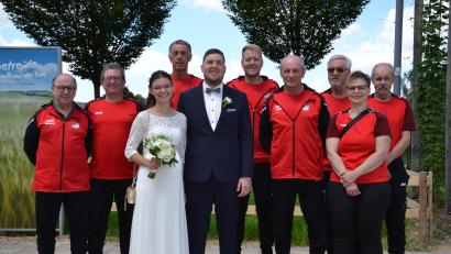 Bild: gi
Der Kegelclub Eintracht Eslarn gratuliert seinem Vorsitzenden Erhard Reil und seiner Braut Corina zur Hochzeit.