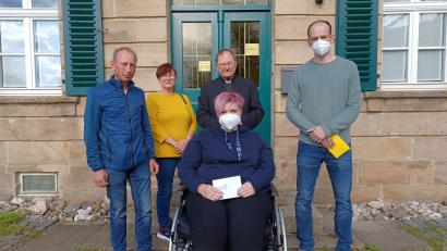 Bild: Birgit Übelmesser/exb
Pfarrgemeinderatssprecherin Elisabeth Merkl (Zweite von links) und Pfarrer Heribert Stretz (hinten, Mitte) überreichten an Bernhard und Steffi Dötsch sowie Ulrich Ott (von links) den Erlös des Fastenessens.