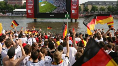 Archivbild: Boris Roessler/dpa
So soll es wieder werden – fröhlich und unbeschwert: Deutschland-Fans beim Public Viewing bei der WM 2006 in Frankfurt am Main.