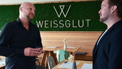 Bild: Stephan Huber
Michael Sonntag (links) und sein Anwalt Simon Paulus besprechen, wie es mit dem Weissglut in Amberg weitergehen soll und kann.