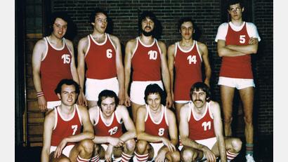 Bild: Archiv TV Sulzbach-Rosenberg
Die Basketballer des TV Sulzbach liefen in den Anfangsjahren mit (stehend, von links) Fritz Ottmann, Hans-Herrmann Nägelein, Werner Putz, Dieter Wolf, Hans-Peter Spies, (knieend, von links), Michael Rauch, Gerd Eberl, Bernd Stief und Eckhard Walter auf.
