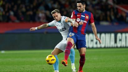 Bild: Joan Monfort/AP/dpa/Archivbild
Gironas Aleix Garcia (l) liefert sich mit Barcelonas Ilkay Gündogan einen Zweikampf.