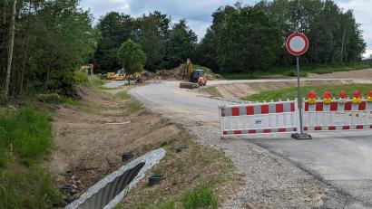 Bild: wrl
Noch bis voraussichtlich Mitte Juli dauern die Arbeiten an der Kreisstraße zwischen Fuchsberg und Kühried.