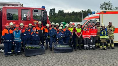 Bild: Elias Hollweck / FFW Rieden
Die Jugendfeuerwehr Rieden, Feuerwehr Ensdorf und ein Team des BRK Amberg führten die Abschlussübung auf dem Freibadparkplatz in Rieden gemeinsam durch.