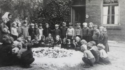 Bild: Archiv Diakonieverein Amberg
Das Foto stammt aus dem Jahr 1936, als der Kindergarten noch in der Von-der-Sitt-Straße untergebracht war. Die Kinder bestaunen ein Osternest.