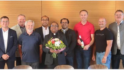 Bild: rha
Pfarrer Hrudaya Kumar Madanu (Mitte) übernimmt ab 1. September die Pfarreiengemeinschaft Vilseck-Schlicht-Sorghof. Mit ihm freuen sich (von links): Markus Graf, Werner Prechtl, Otto Sertl, Pfarrvikar Pater Jimmy Joseph, Stadtpfarrer Pater Robin Xavier, Thomas Pröls, Peter Ziegler und Bürgermeister Hans-Martin Schertl.