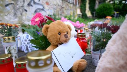 Bild: Robert Michael/dpa
Ein Brief mit der Aufschrift „In Liebe für Valeriia“, Teddybären, Blumen und Kerzen sind in der Nähe der Wohnung des getöteten Mädchens auf dem Fußweg abgelegt.