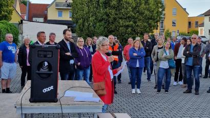 Bild: Monika Bäuml/exb
Bei der Demo gegen die geplante Asylbewerber-Unterkunft in Nabburg spricht Zweite Bürgermeisterin Irene Ehemann zu den Teilnehmern.