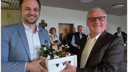 Bild: Franziska Lehmann/exb
Caritas-Vorstandsvorsitzender Michael Trummer (links) bedankte sich mit einem Präsent bei Diakon Richard Sellmeyer (rechts).