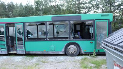 Bild: Polizeiinspektion Schwandorf/exb
An einem der beiden Busse, die in Wackersdorf abgestellt sind, wurden sämtliche Scheiben eingeschlagen.