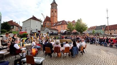 Bild: Harald Meierhöfer/exb
Zur Serenade mit der Flosser Blaskapelle haben sich viele Zuhörer auf dem Marktplatz eingefunden.