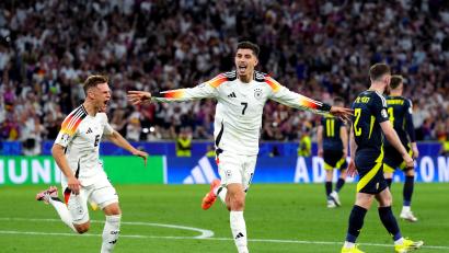Bild: Andrew Milligan/dpa
Deutschlands Kai Havertz jubelt nach seinem Tor zum 3:0 mit Joshua Kimmich.
