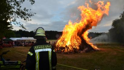 Archivbild: dob
Häufig sind Feuerwehren bei Johannisfeuern mit eingebunden, wie hier im vergangenen Jahr in Vohenstrauß.