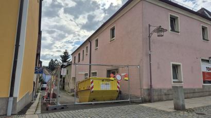 Bild: Lowak
Aus dem ehemaligen Hausner-Anwesen soll ein Wohnhaus für mehrere Parteien werden. Dazu will der Bauherr in der Gasse Balkone anbringen. Der Bauausschuss gibt dazu grünes Licht.