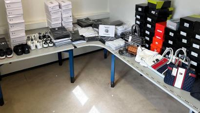 Bild: Polizei Waldsassen/exb
Voller gefälschter Ware war der Kofferraum des Autos, das die Polizei Waldsassen am Donnerstag stoppte.