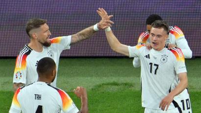 Bild: Peter Kneffel/dpa
Florian Wirtz (Nummer 17) lässt sich für sein Tor zum 1:0 feiern.