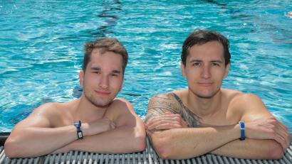 Bild: Wolfgang Steinbacher
Nico Stöhr (links) und sein Cousin Markus Prosch arbeiten als Maschinenanlagenführer. Obwohl sie das bisherige Sommerwetter für "ausbaufähig" halten, kommen sie auch bei kühlen Temperaturen ins Waldbad – als Ausgleich zum Job.