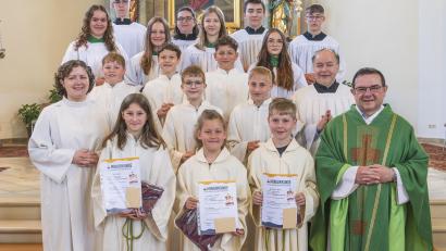 Bild: Wolfgang Schwamberger
3 neue Ministrant/ -innen (v.l. Mia Bartos, Annalena Kneidl und Jonathan Fenzl) mit ihren Gruppenleiterinnen Anja Gradl und Rosalie Hecht, Pfarrer Konrad Amschl und Pastoralreferentin Maria Wagner und der liturgische Dienst
