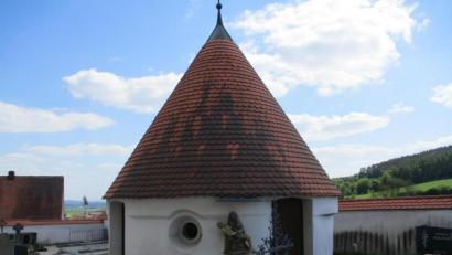 Bild: bnr
Der Karner bei der Rottendorfer Kirche dient seit 1958 als Ehrenmal für die Gefallenen der beiden Weltkriege. Die Gedenktafeln im Innenraum will die Krieger- und Reservistenkameradschaft renovieren. Ein Zuschussantrag an die Gemeinde bringt nicht das gewünschte Ergebnis.
