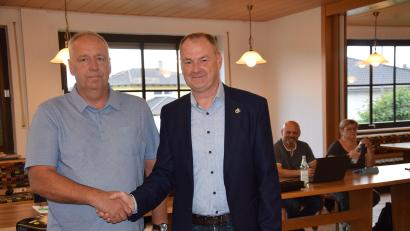 Bild: bö
Bürgermeister Erich Meidinger (rechts) vereidigte Andreas Schmid von der CUS als neues Mitglied des Ebermannsdorfer Gemeinderates.
