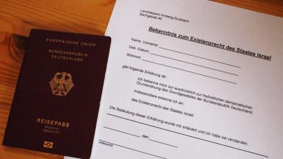 Symbolbild: Jennifer Battaglia/dpa
Zur Beantragung eines Reisepasses ist die Deutsche Staatsbürgerschaft nötig. Voraussetzung ist auch das Bekenntnis zum Existenzrecht des Staates Israel.