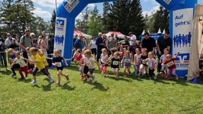 Bild: Jennifer Härlein
So viele Kinder wie noch nie starteten beim Wiesenlauf des Sportklubs Fürnried.