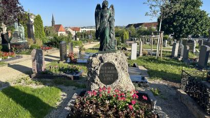 Bild: Bernd Müller
Ein saniertes denkmalgeschütztes Grab mit einer Galvanoplastik für Urnenbegräbnisse.