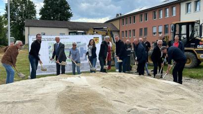 Bild: Gemeinde Neusorg/exb
Die Arbeiten am "Begegnungsquartier" haben begonnen. Zum Spatenstich hatten sich neben Bürgermeister Peter König (Dritter von links) Vertreter aller am Bau beteiligten Firmen und Institutionen eingefunden.