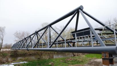 Bild: mab
Über die Förderbrücke kann Kies und Sand vom Abbaugebiet in der Naabschleife (rechts) zur Aufbereitung auf die andere Naabseite transportiert werden. Im Verfahren um einen großflächigen Abbau nimmt das Förderband eine zentrale Rolle ein.