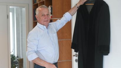 Bild: Gabi Schönberger
Der ehemalige Strafrichter und stellvertretende Direktor des Weidener Amtsgerichts, Hubert Windisch, hat seine Robe an den Nagel gehängt.
