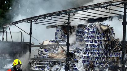 Bild: Feuerwehr Markt Bad Abbach
Auf der A93 ist am Donnerstag, 13.6. 2023, ein Lkw mit Getränkedosen in Brand geraten.