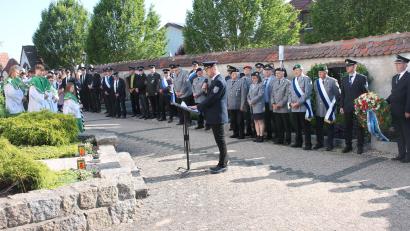 Bild: bjp
Ein Bekenntnis zu Frieden und Versöhnung legen der Burkhardsreuther Soldatenkameradschaftsvorsitzende Markus Reiß (am Redenerpult) und die anderen Teilnehmer des Jubiläumsfestes beim Gedenkakt am Gefallenenmahnmal ab.