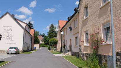 Bild: le
Die Altbauten im Wohnbaugebiet des Ortsteiles Plankenhammer werden Zug um Zug einer Modernisierung durch den Einbau neuer Heizungsanlagen zugeführt. Damit wird die Vermietung der Wohnungen wesentlich erleichtert.