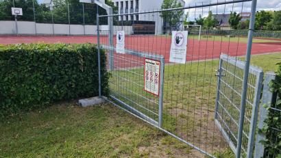 Bild: sne
Seit vergangenem Jahr ist der Schulsportplatz gesperrt. Nun soll er wieder eröffnet werden, aber mit Video-Überwachung.